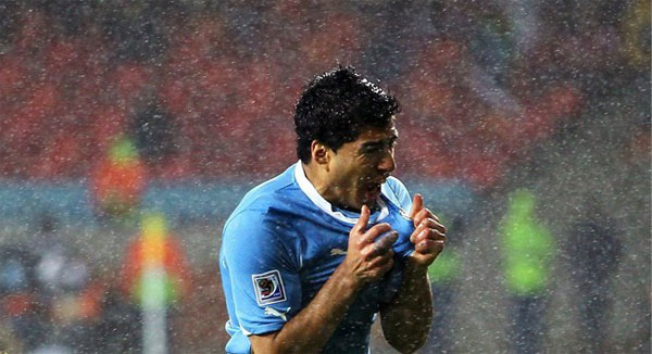 Suárez cantó bajo la lluvia