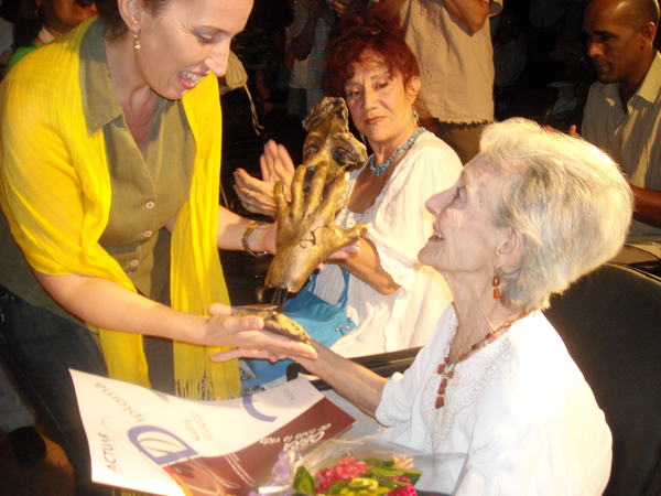 Marta Velazco recibe el premio Actuar