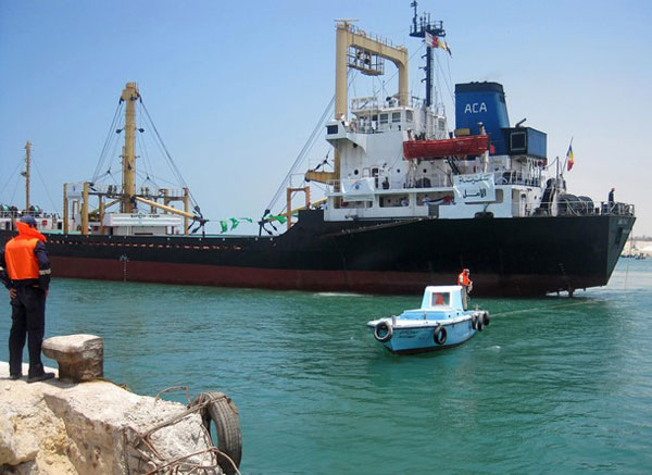 Barco con ayuda humanitaria libia para Gaza