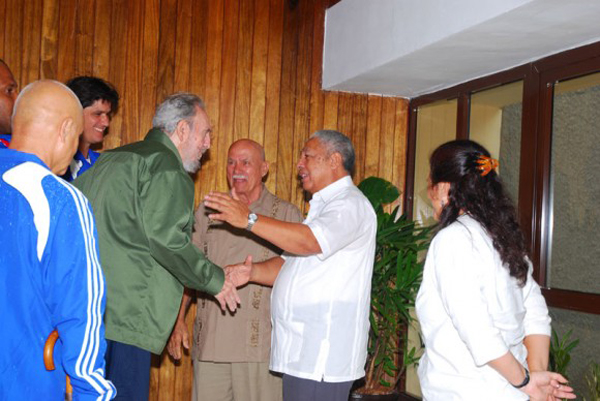 Fidel saluda a los combatientes artemiseños
