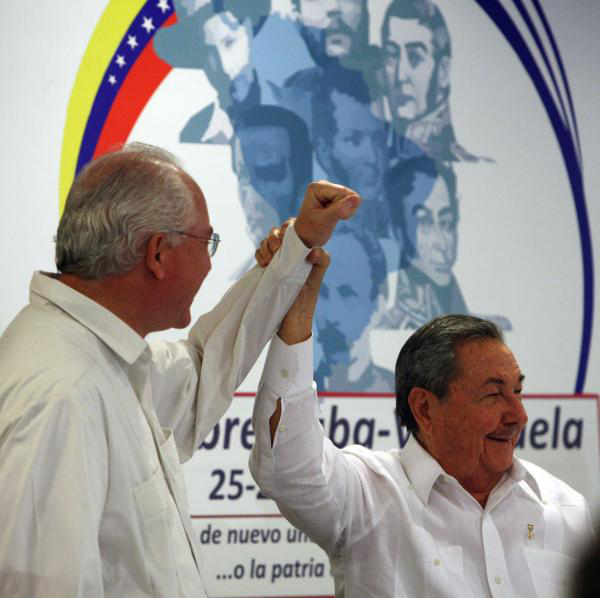 Rafael Ramírez y Raúl Castro en Cumbre Presidencial