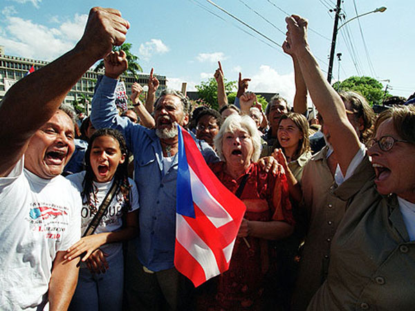 Lolita Lebrón lidera marcha contra la Marina de EE.UU. en Vieques