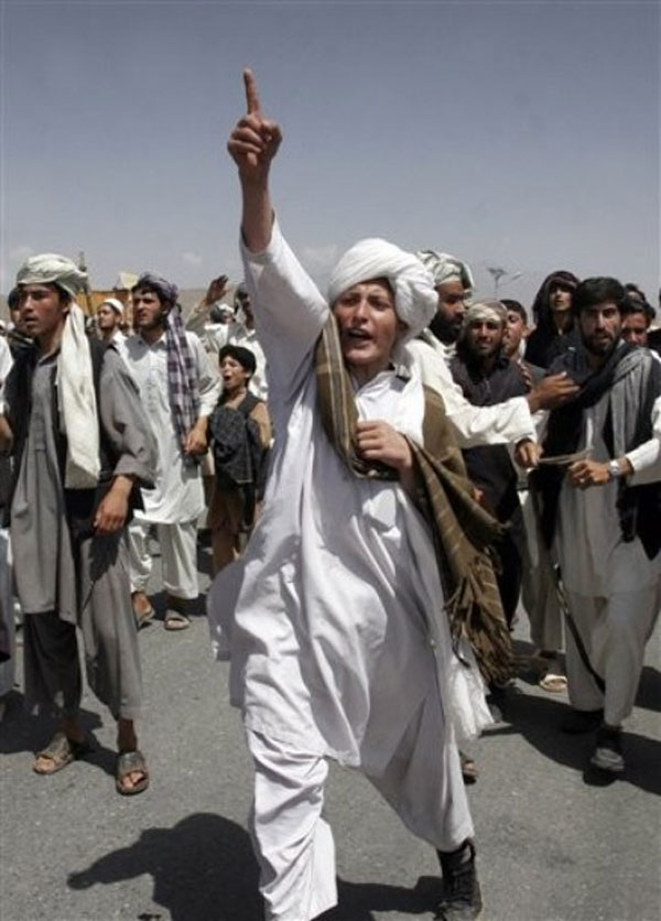 Afganos bloquearon este jueves un camino que une Kabul con el sur del país