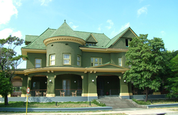 El misterioso encanto de la Casa de las Tejas Verdes