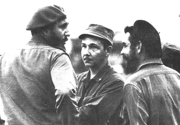 Raúl y el Che acuden al encuentro de Fidel