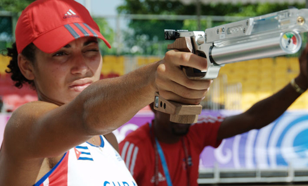 Leydi tiró por primera vez con pistola láser