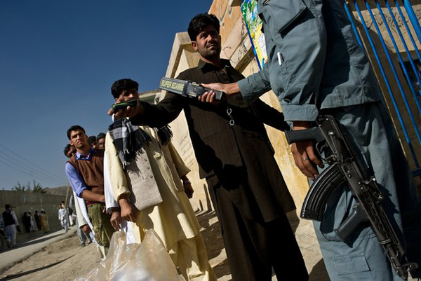 Abstención y violencia marcaron jornada electoral afgana