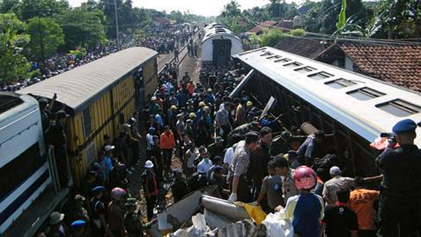 Choque de trenes en Indonesia