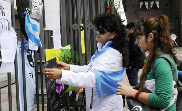Argentinos se movilizan para dar último adiós a Néstor Kirchner