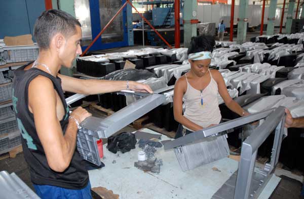 Reajuste de plantillas laborales en Cuba