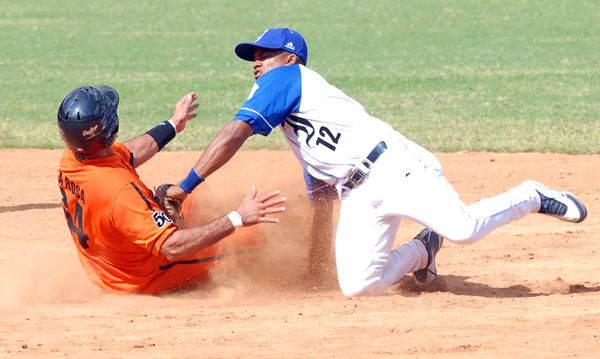 Industriales vs Villa Clara en el juego inaugural de la 50 Serie Nacional