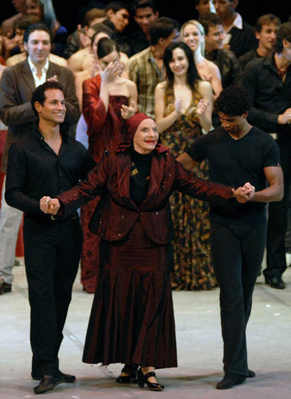 Alicia Alonso acompañada por los bailarines José Manuel Careño y Carlos Acosta
