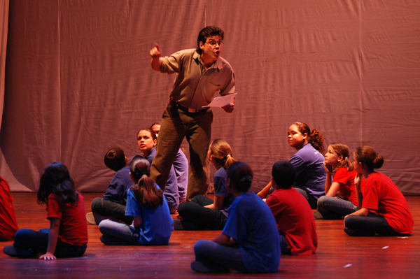 Función de la Colmenita en el teatro nacional obra Abracadabra