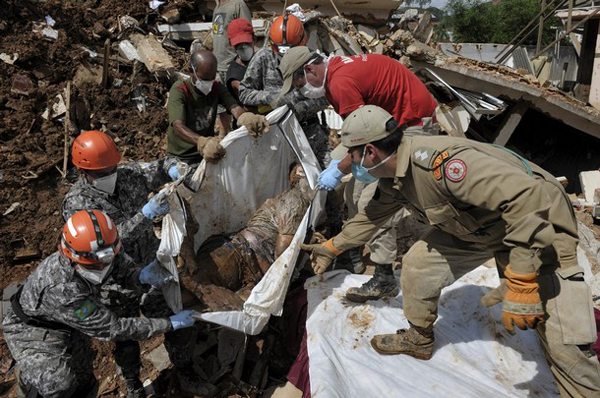 Rescatistas recuperan cadáveres