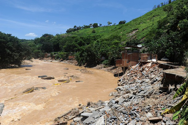 Casas destrozadas por inundaciones en Areal, Río de Janeiro