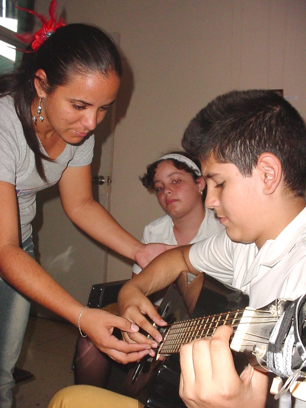 Joven instructora de arte