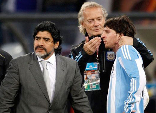 Maradona y Signorini alentando a Messi 