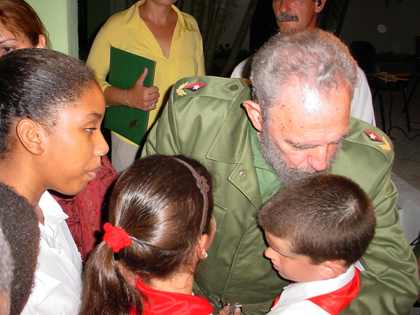 Fidel Castro junto a pioneros cubanos 