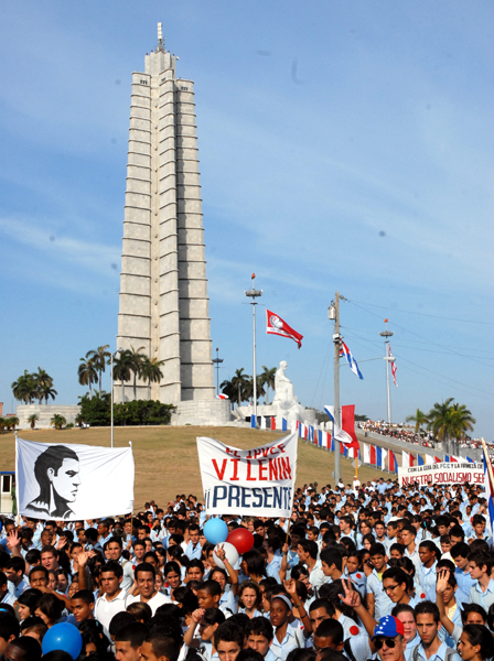 Revista Militar y desfile popular en la Plaza de la Revolución 