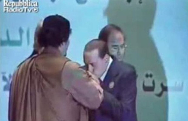 Berlusconi besa las manos de Gaddafi