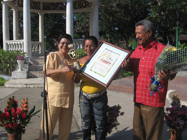 Reconocen a Erlinda Virgen Yero Liens, ordeñadora de la Bufalina # 2 de Pozo Cuadrado, en Bayamo.