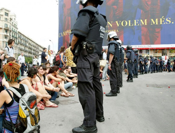 Policía desaloja a «indignados» en Barcelona