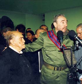 Oscar Niemeyer junto a Fidel Castro