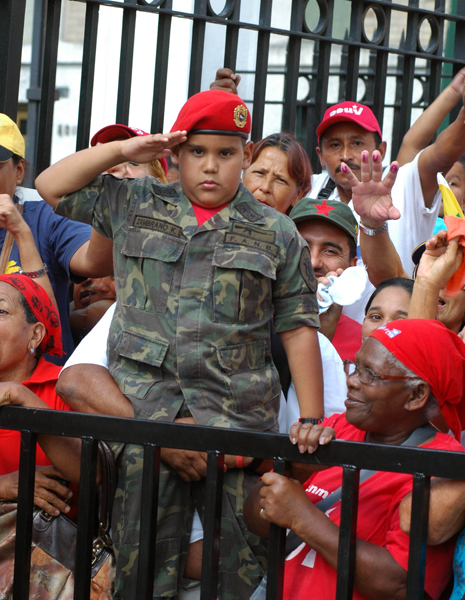El pueblo recibe a Chávez