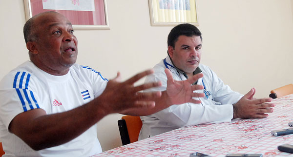 Manager del equipo nacional de béisbol junto al doctor Luis A. Ochoa