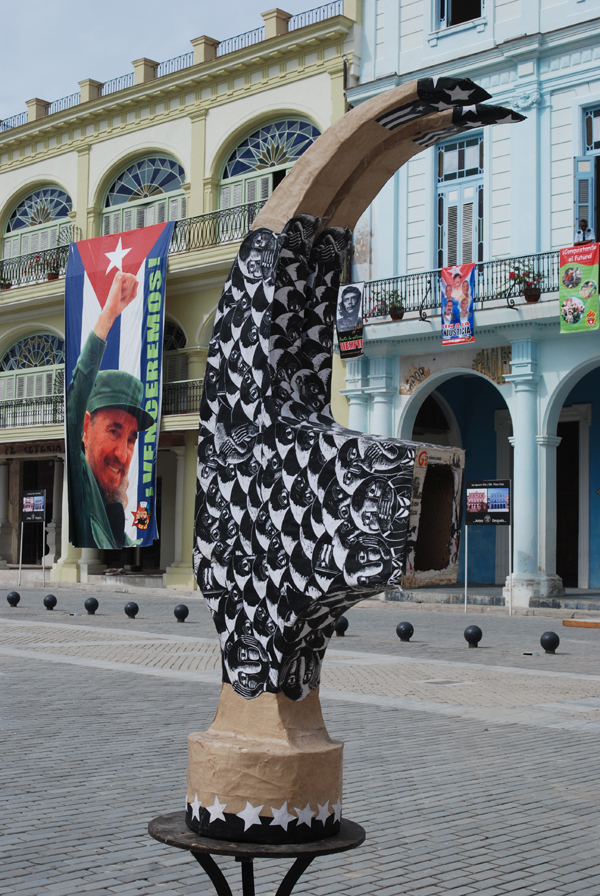 Piñata gigante en forma de martillo