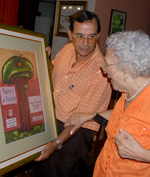 Melba recibió el Premio de la Dignidad de manos de Tubal Páez