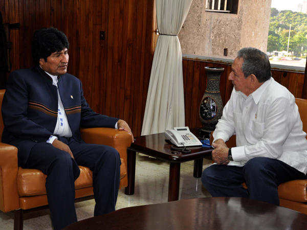 Raúl Castro recibe a Evo Morales