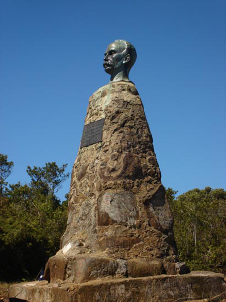 Busto de Martí en el Pico Turquino