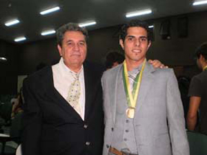 Juan Enrique junto al profesor Julio Rodríguez Benítez