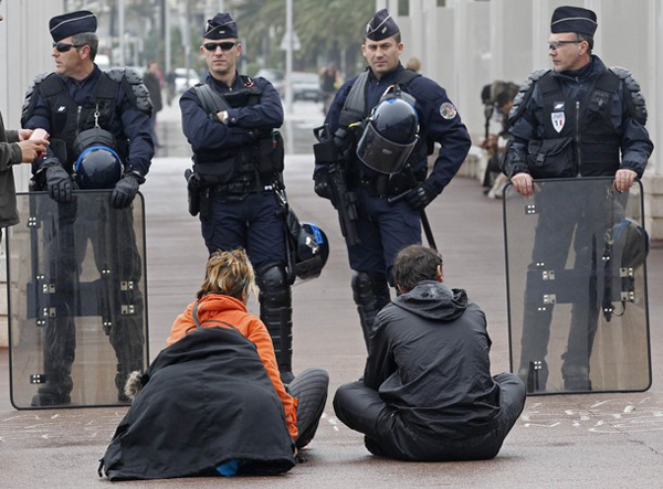 Policía frente a manifestantes contra el G-20 