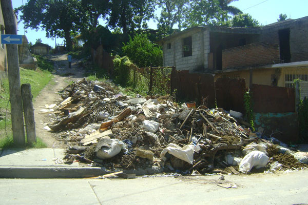 Basurero en la intersección de San Antonio y San Agustín