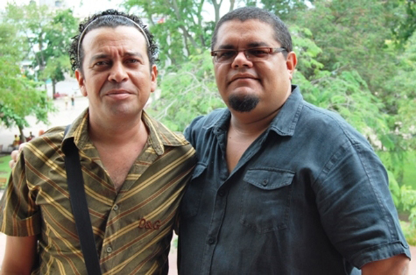 David Álvarez y el trovador Eduardo Sosa
