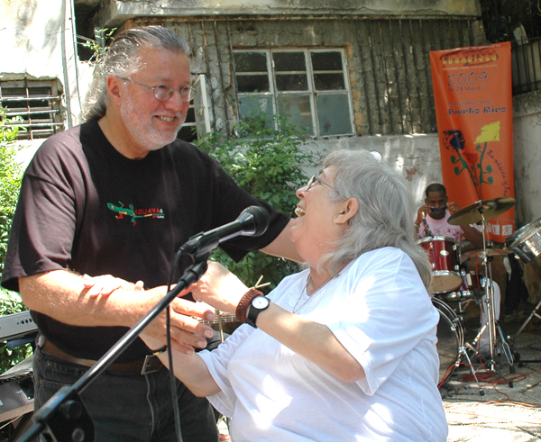 Sara González junto al cantautor boricua Roy Brow 