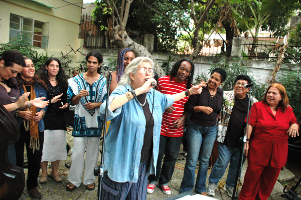 Sara González junto a sus hermnaos de oficio