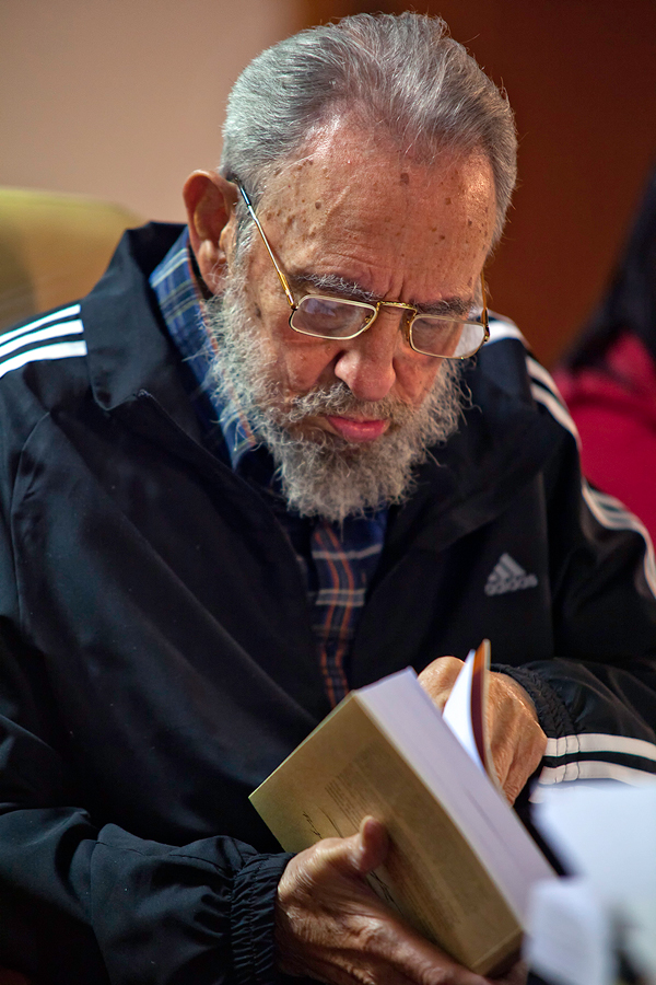 Fidel presenta dos tomos de Guerrillero del tiempo