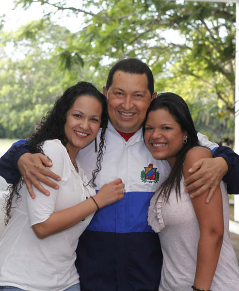 Imágen de Chávez con sus hijas