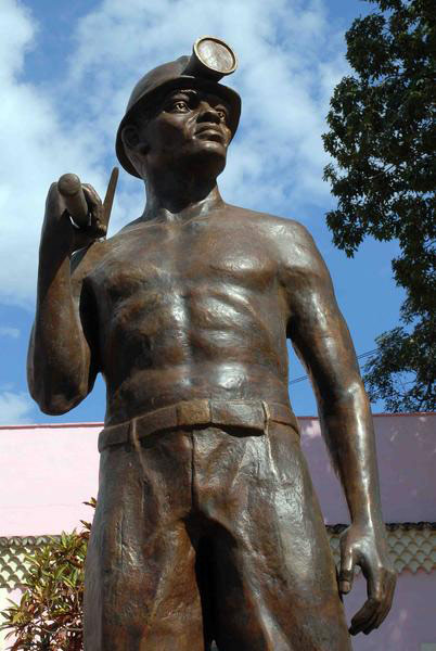 Emplazan monumento al minero en el Cobre