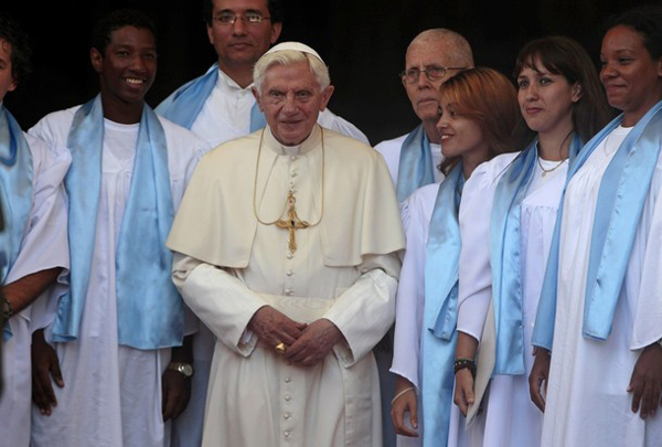 Sumo Pontífice con integrantes del coro en la Santa Misa