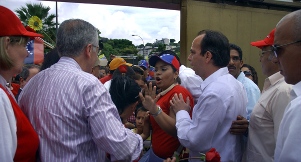 Marcha y acto frente a la embajada isleña