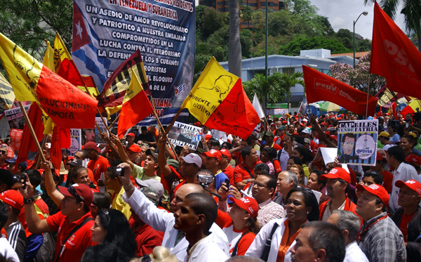 Marcha y acto frente a la embajada isleña