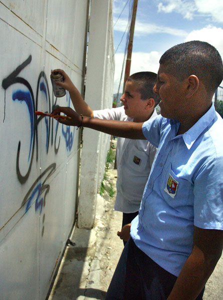 Niños grafiteros de los cerros