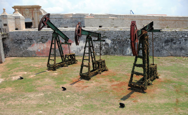 Esculturas de máquinas extractoras de petróleo