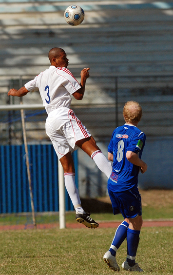 El futbolista cubano Yenier Márquez promete