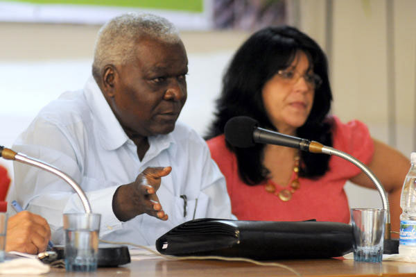 Esteban Lazo dialoga con los comunicadores sociales