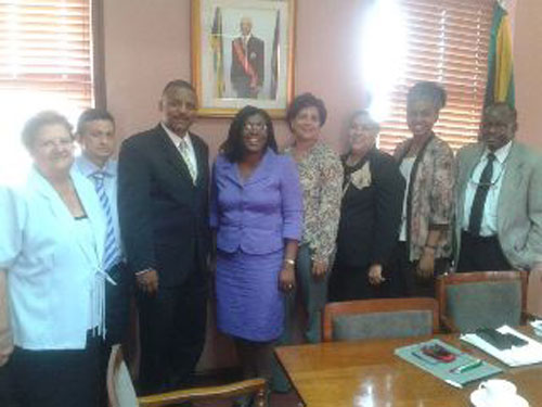Encuentro con altos funcionarios del Ministerio jamaicano